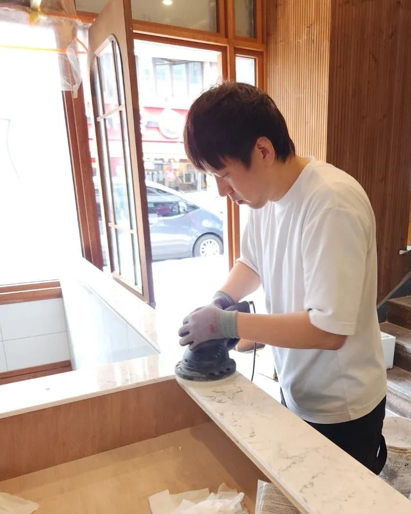 도와줘집수리 대표가 직접 시공하는 모습