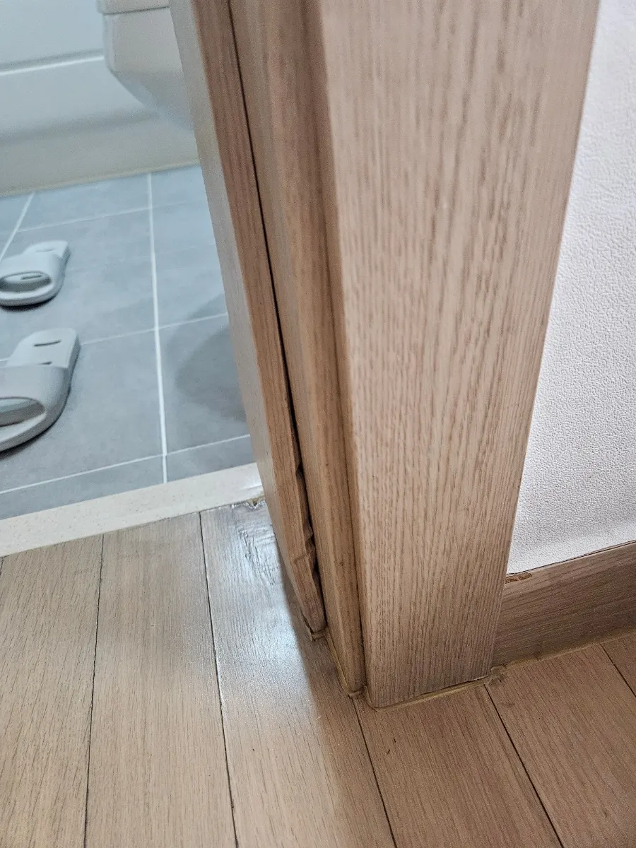 물먹은몰딩수리 화장실문틀교체 3