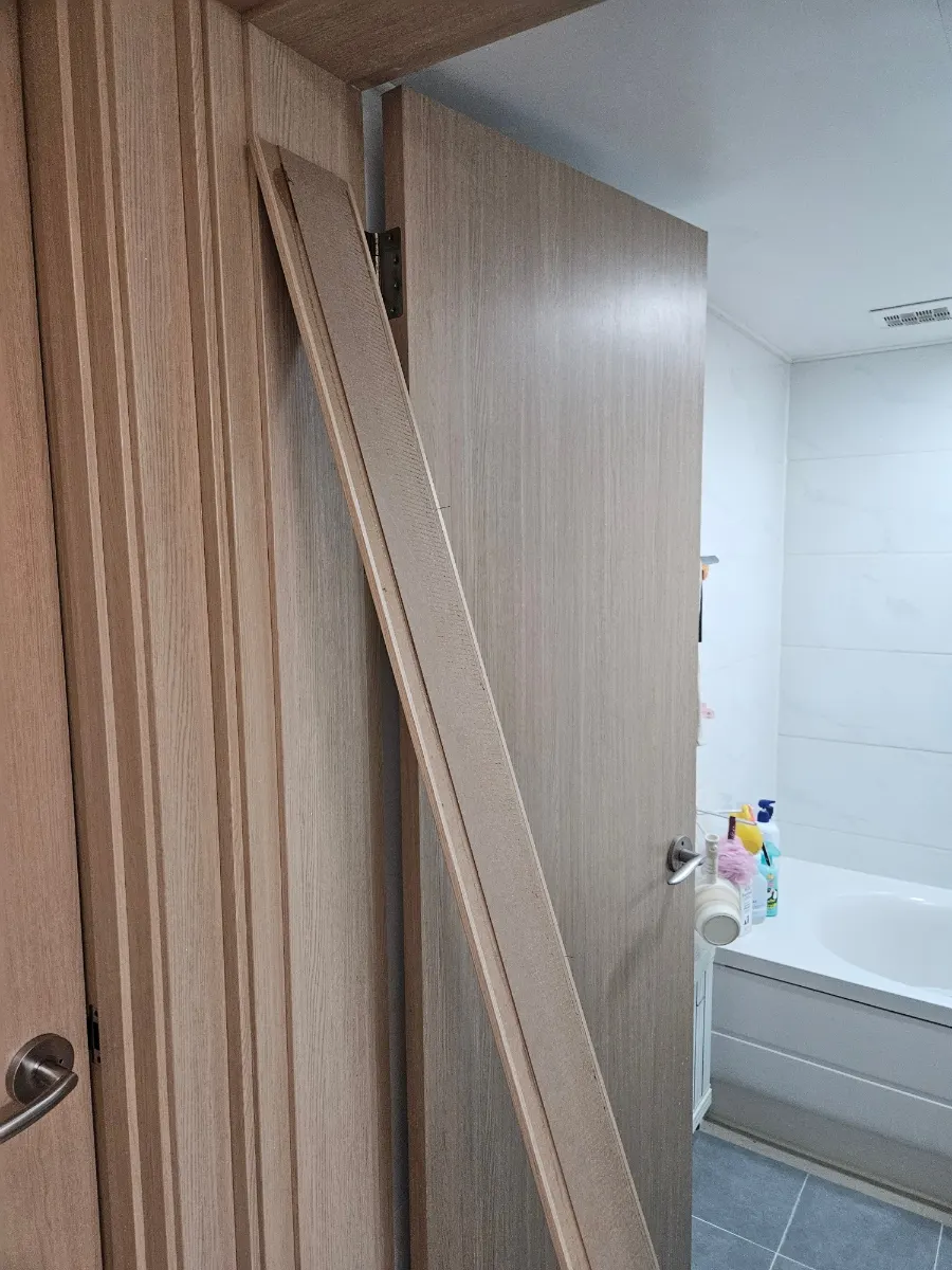물먹은몰딩수리 화장실문틀교체 5