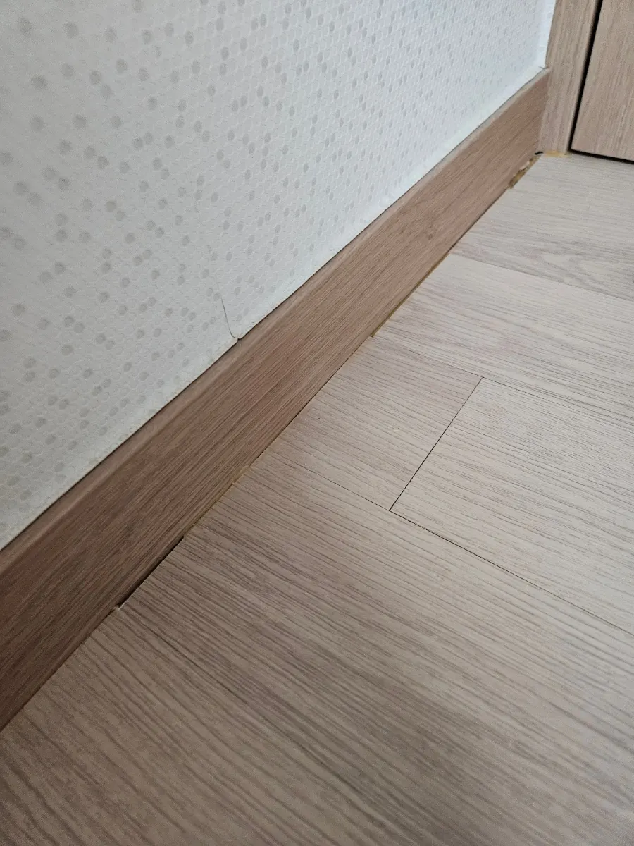 걸레받이 바닥사이 벌어진 틈 실리콘 마감 9